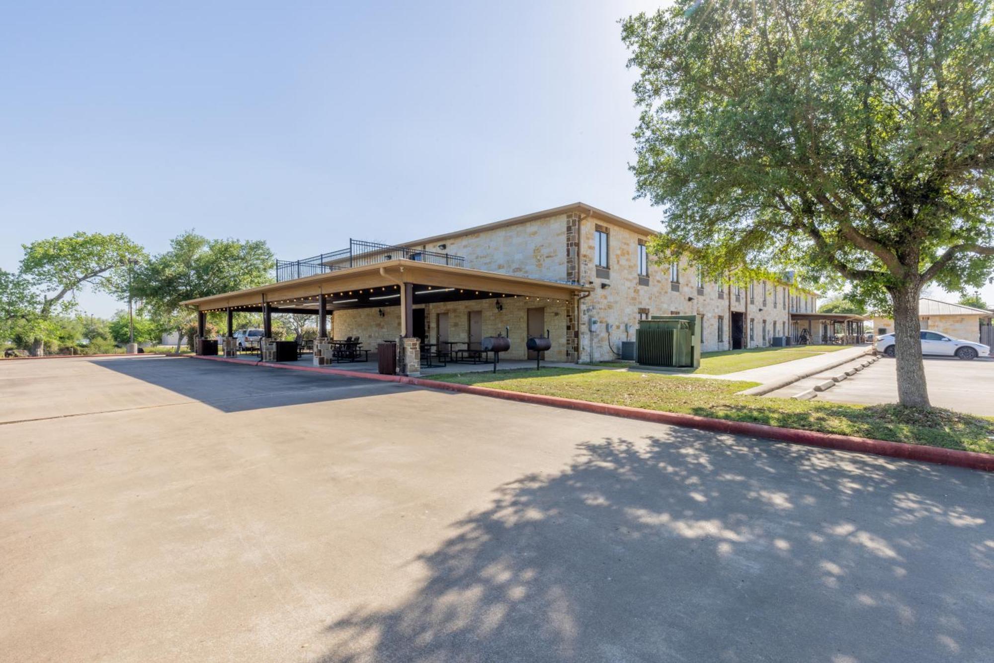 Hotel Texas Hallettsville Exterior photo